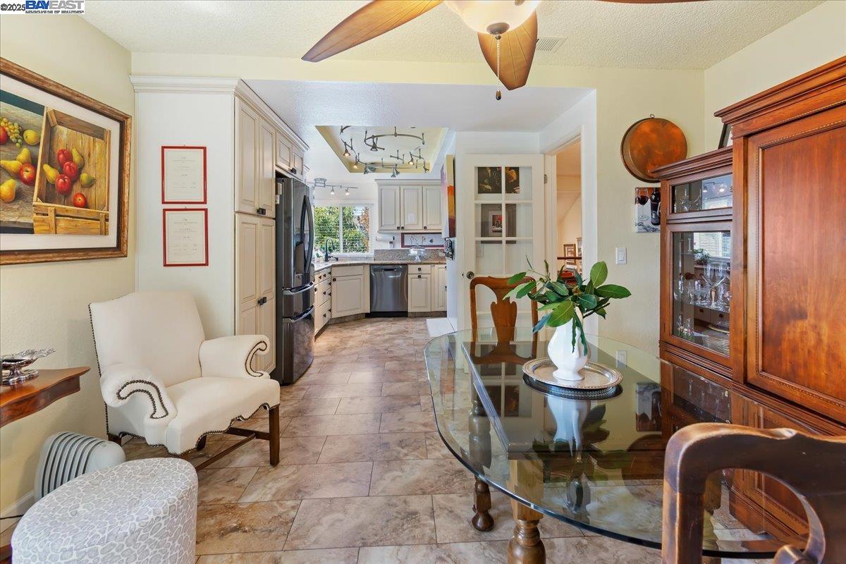 Detail Gallery Image 24 of 39 For 137 Parfait Ln, Alameda,  CA 94502 - 3 Beds | 2 Baths