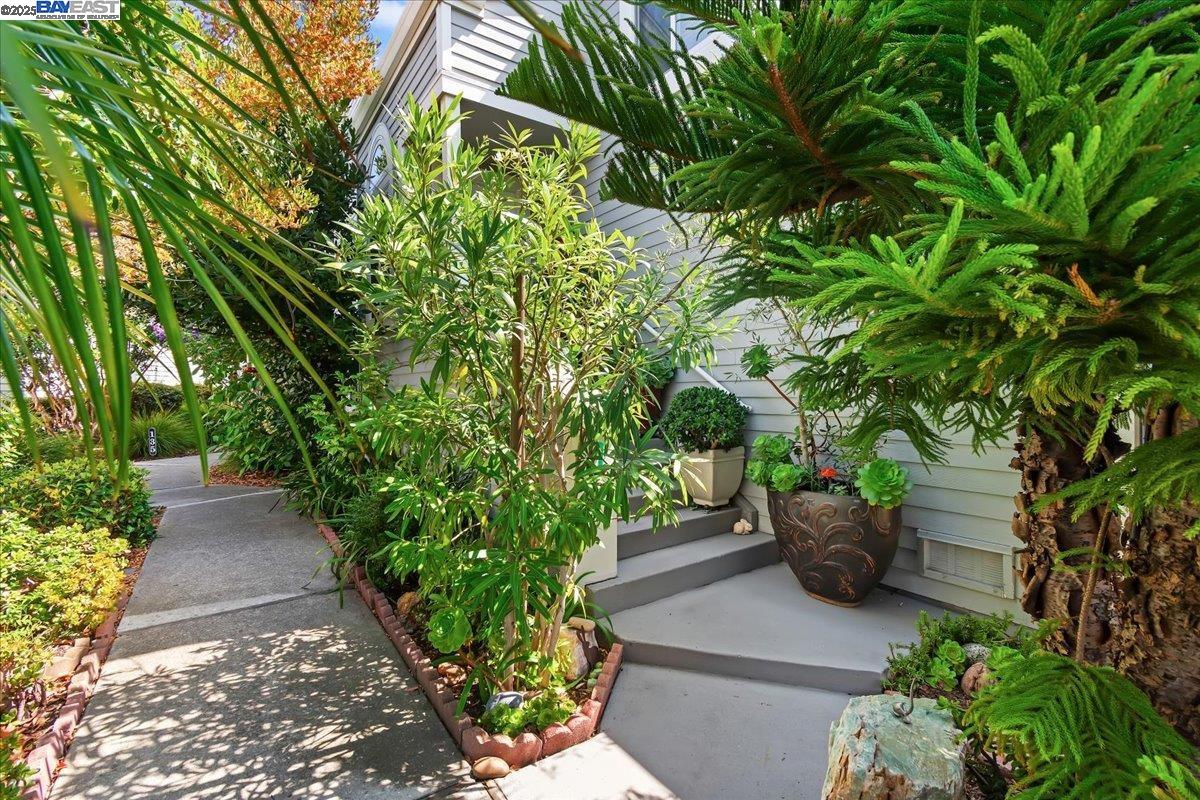 Detail Gallery Image 5 of 39 For 137 Parfait Ln, Alameda,  CA 94502 - 3 Beds | 2 Baths
