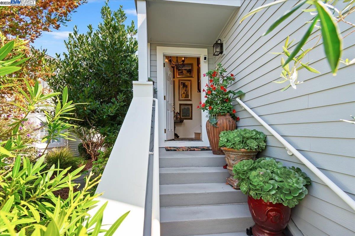Detail Gallery Image 6 of 39 For 137 Parfait Ln, Alameda,  CA 94502 - 3 Beds | 2 Baths