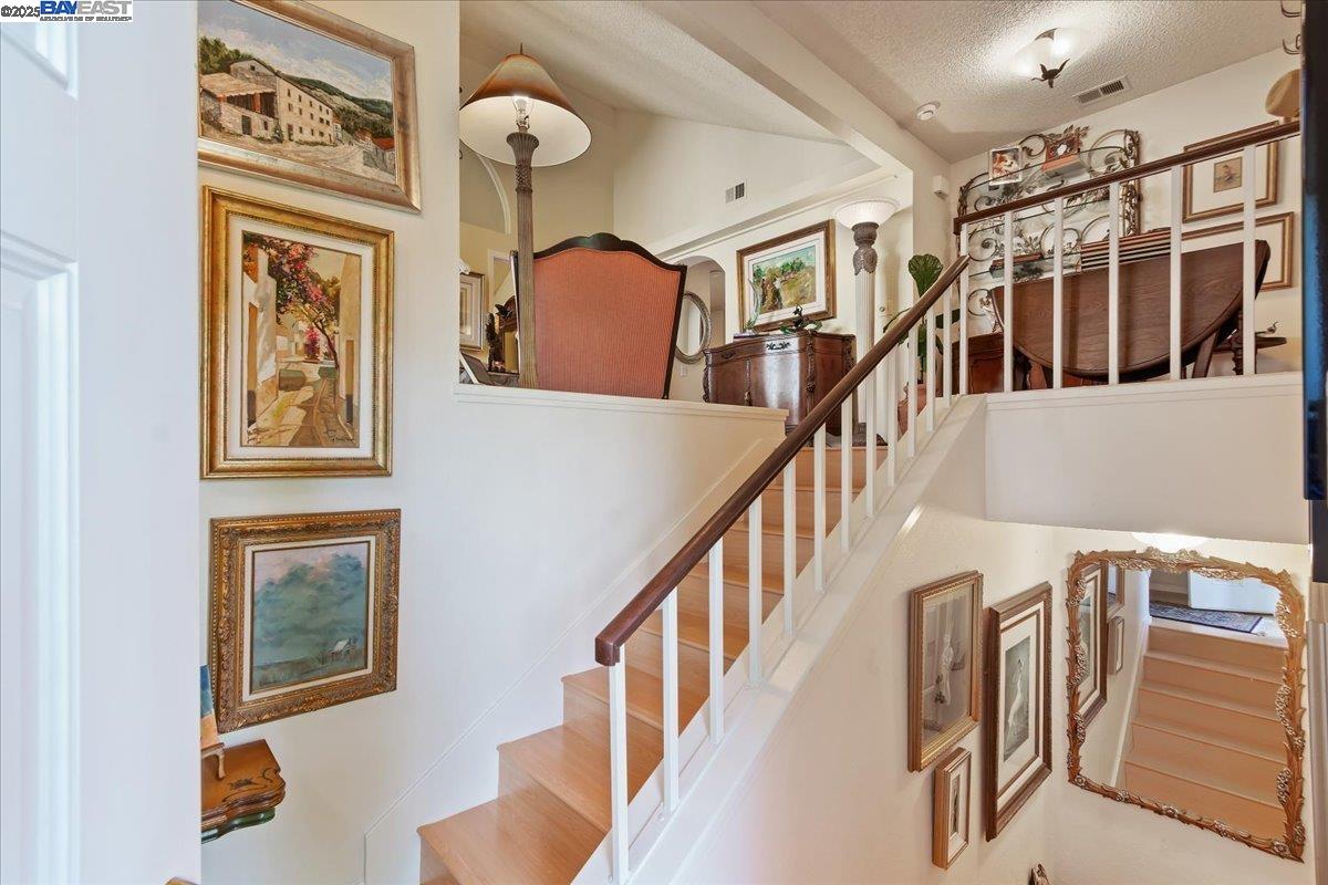 Detail Gallery Image 7 of 39 For 137 Parfait Ln, Alameda,  CA 94502 - 3 Beds | 2 Baths