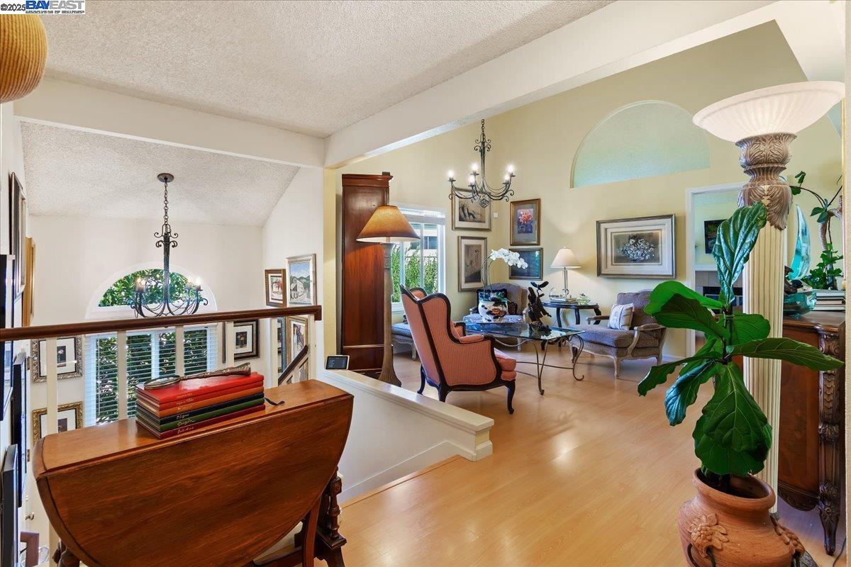 Detail Gallery Image 9 of 39 For 137 Parfait Ln, Alameda,  CA 94502 - 3 Beds | 2 Baths