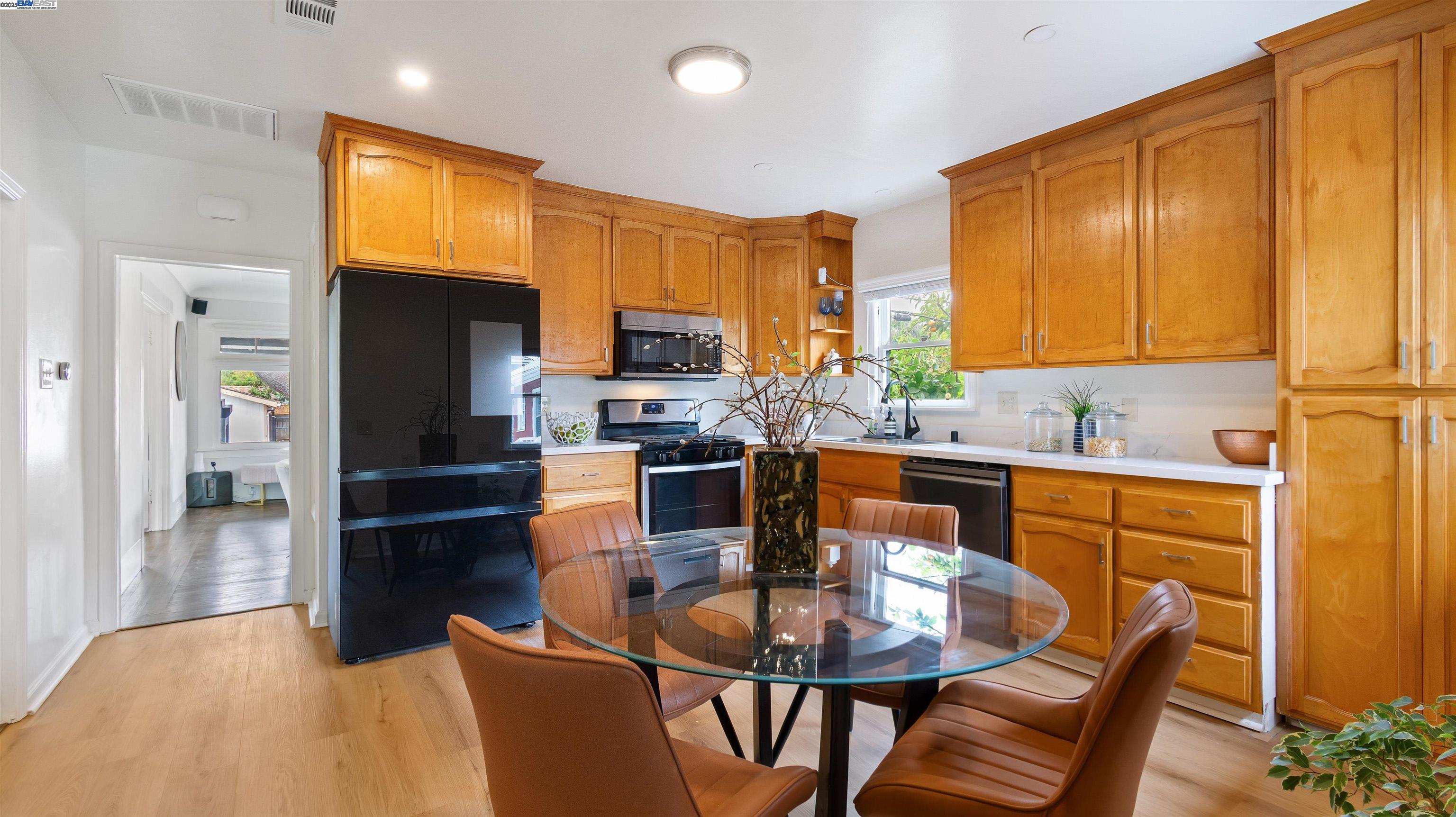 Detail Gallery Image 11 of 28 For 830 Buena Vista Ave, Alameda,  CA 94501 - 2 Beds | 1 Baths