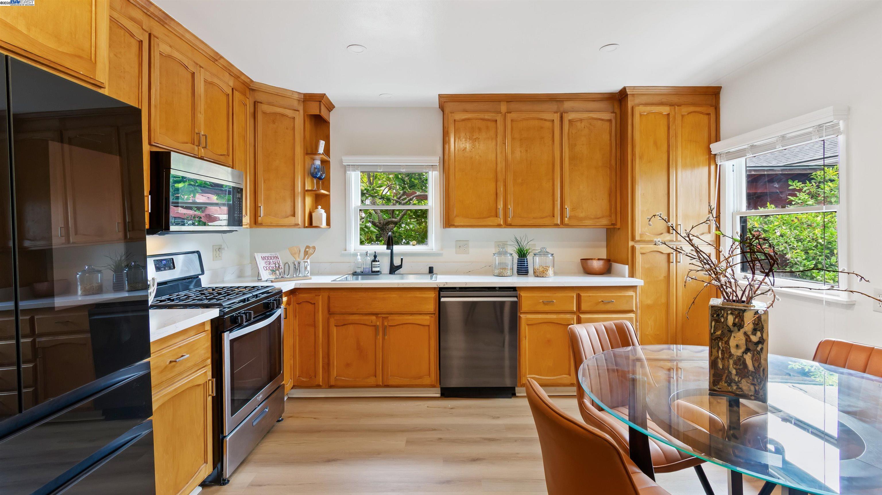 Detail Gallery Image 12 of 28 For 830 Buena Vista Ave, Alameda,  CA 94501 - 2 Beds | 1 Baths