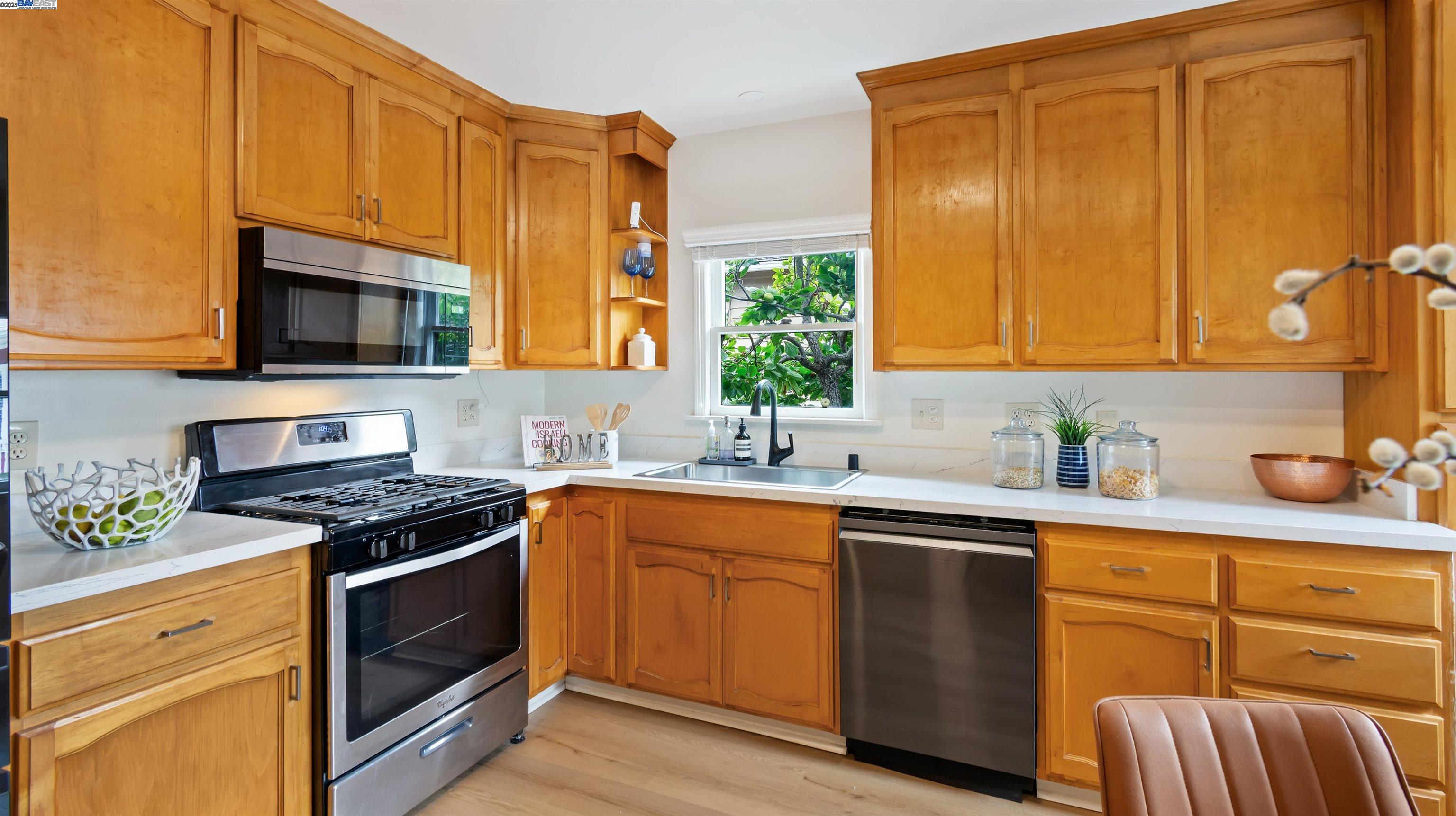 Detail Gallery Image 13 of 28 For 830 Buena Vista Ave, Alameda,  CA 94501 - 2 Beds | 1 Baths