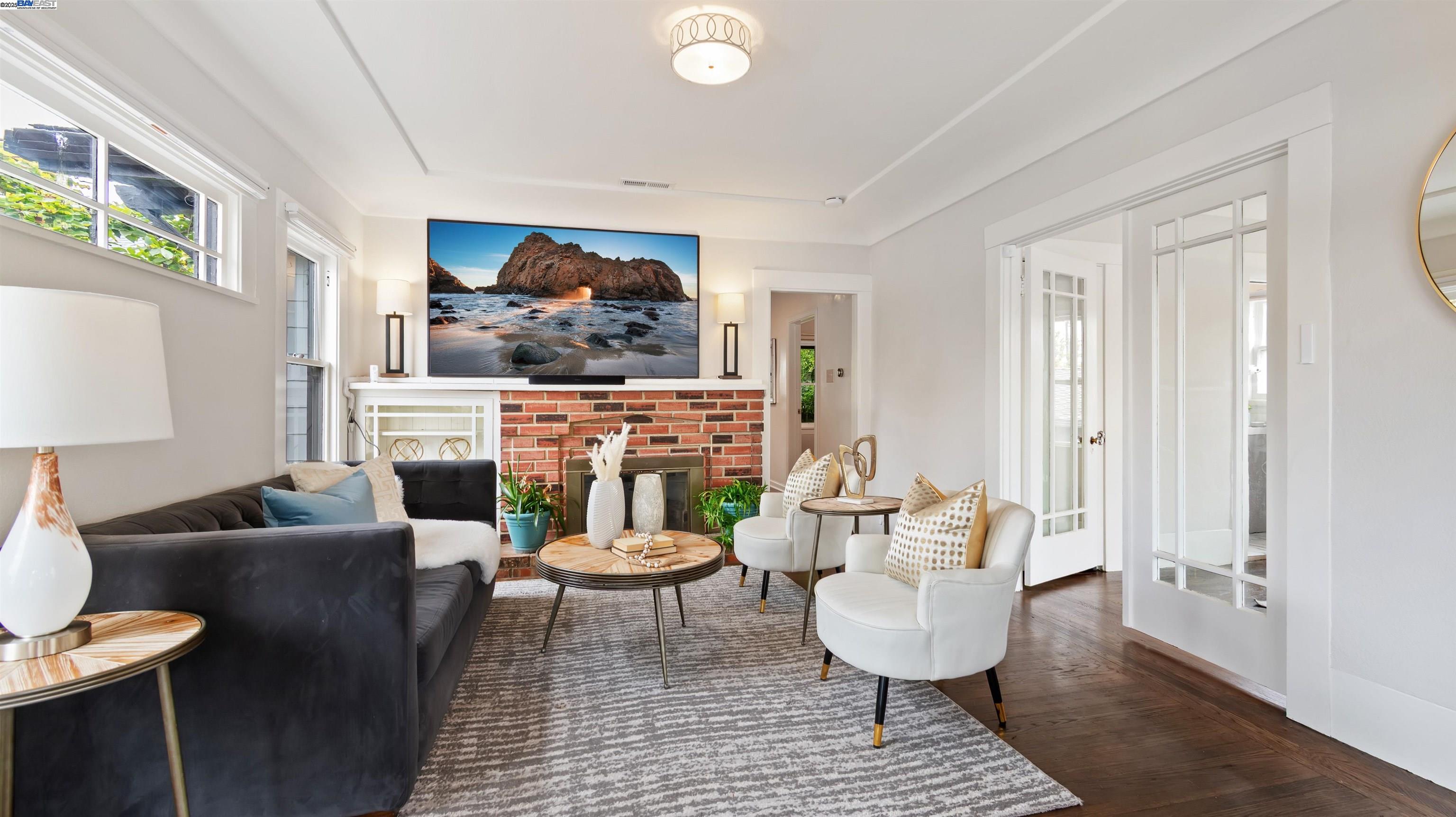 Detail Gallery Image 5 of 28 For 830 Buena Vista Ave, Alameda,  CA 94501 - 2 Beds | 1 Baths
