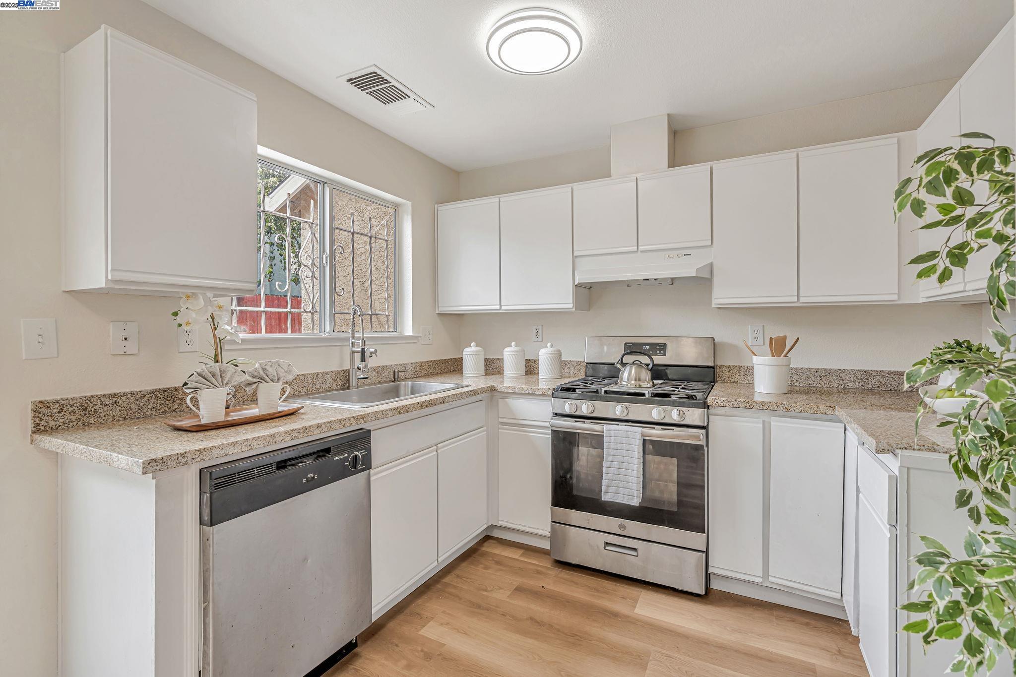 Detail Gallery Image 5 of 19 For 215 Ruby Ave., Richmond,  CA 94801 - 4 Beds | 3 Baths