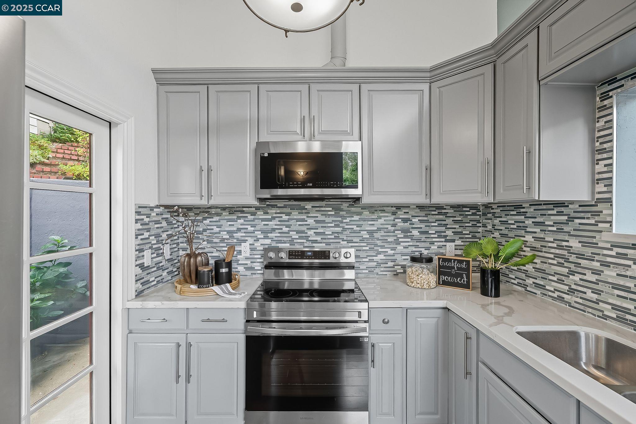 Detail Gallery Image 11 of 33 For 50 Brookwood Rd, Orinda,  CA 94563 - 3 Beds | 2 Baths