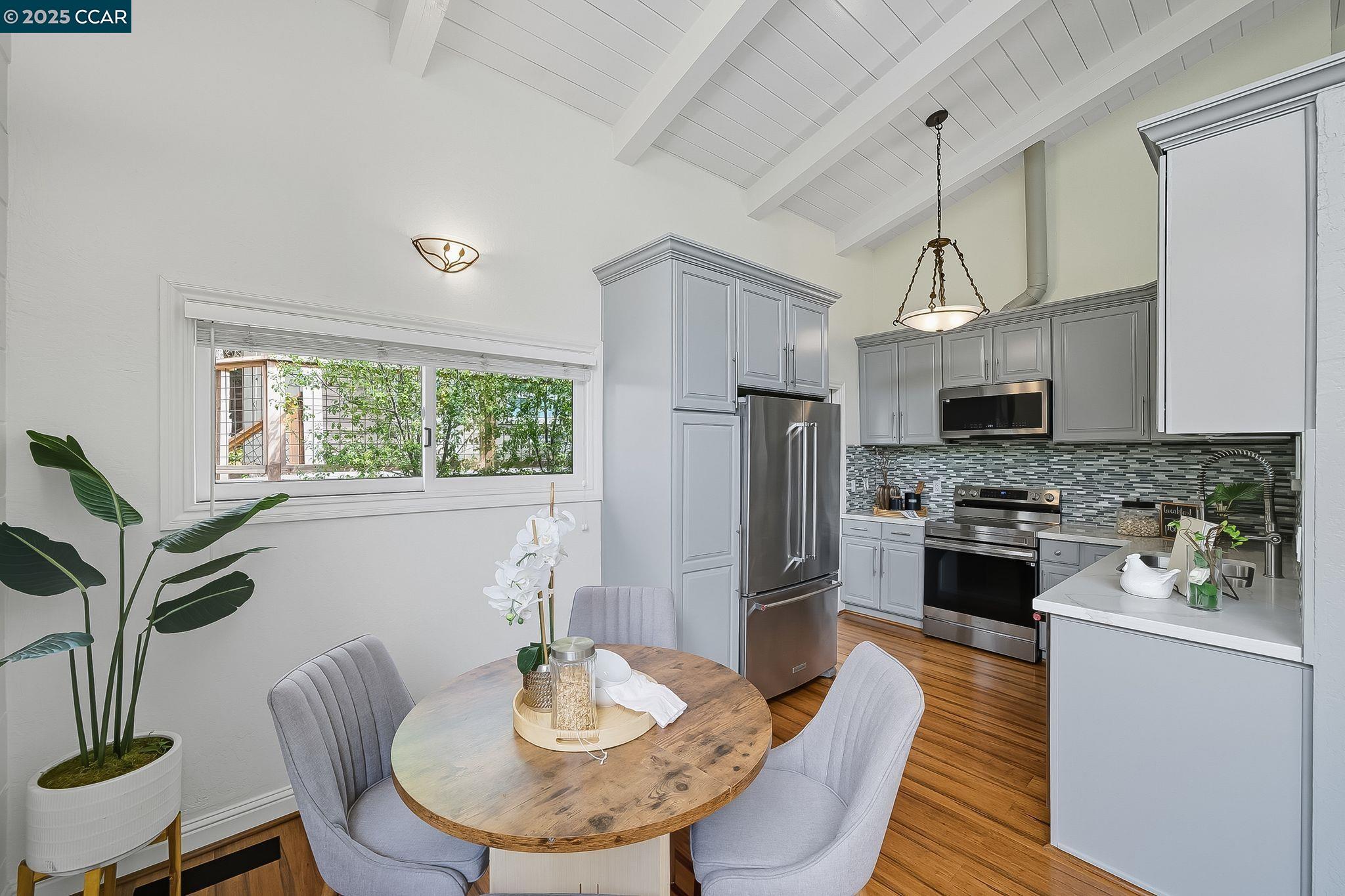 Detail Gallery Image 9 of 33 For 50 Brookwood Rd, Orinda,  CA 94563 - 3 Beds | 2 Baths