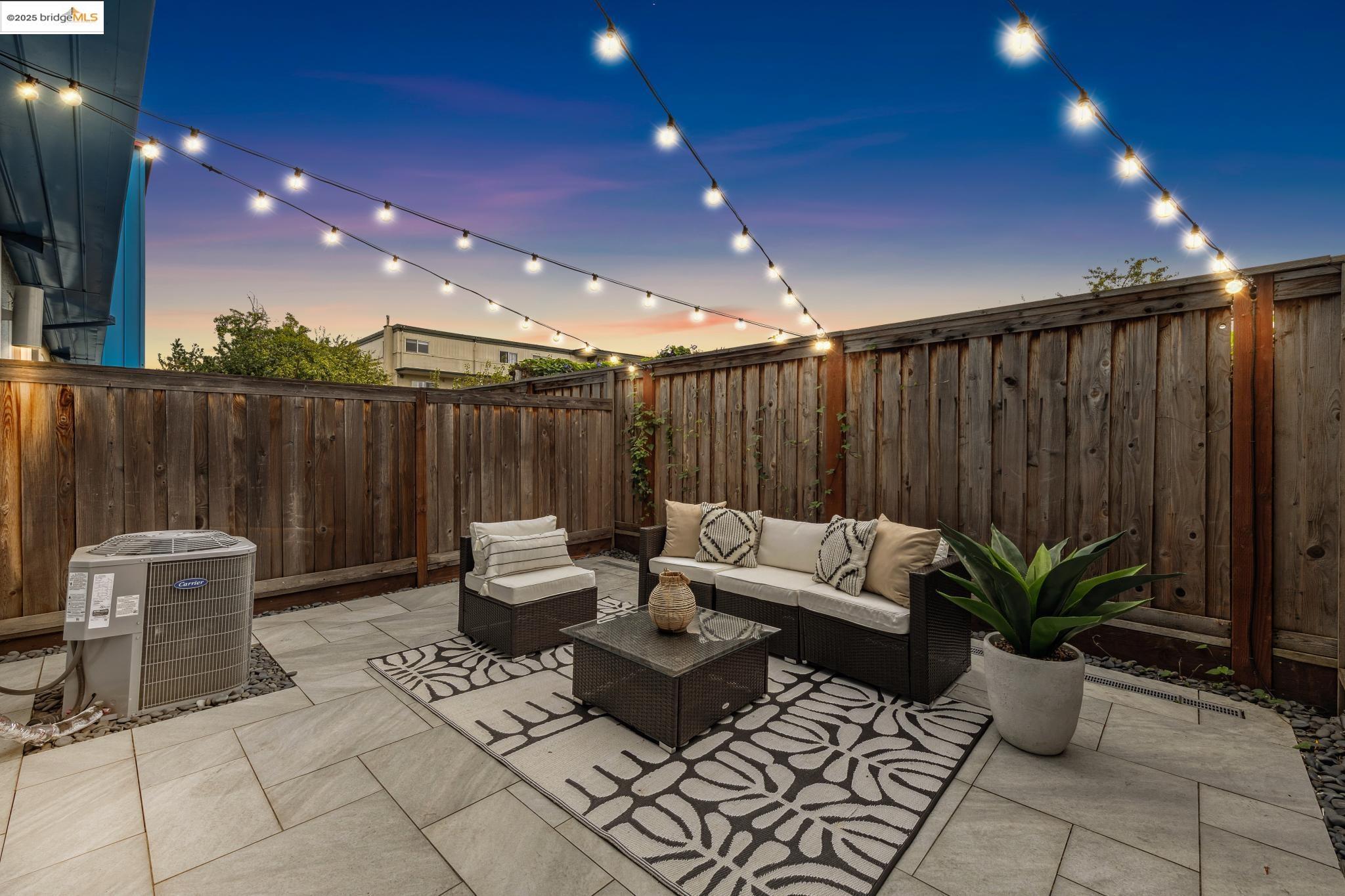 Browse active condo listings in OAKLAND