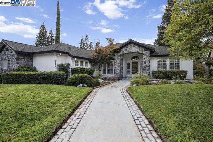 Detail Gallery Image 2 of 60 For 6038 Gleneagles Court, Redding,  CA 96003 - 3 Beds | 3/1 Baths