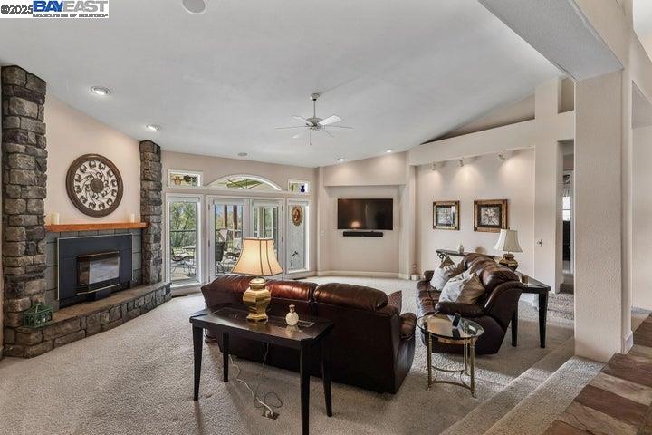 Detail Gallery Image 11 of 60 For 6038 Gleneagles Court, Redding,  CA 96003 - 3 Beds | 3/1 Baths