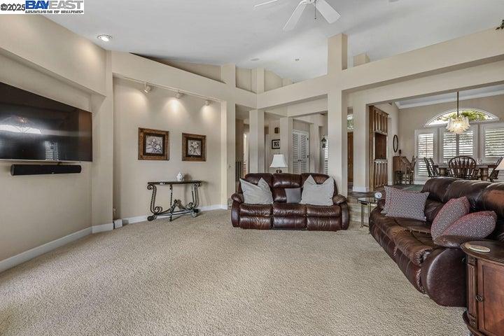 Detail Gallery Image 15 of 60 For 6038 Gleneagles Court, Redding,  CA 96003 - 3 Beds | 3/1 Baths
