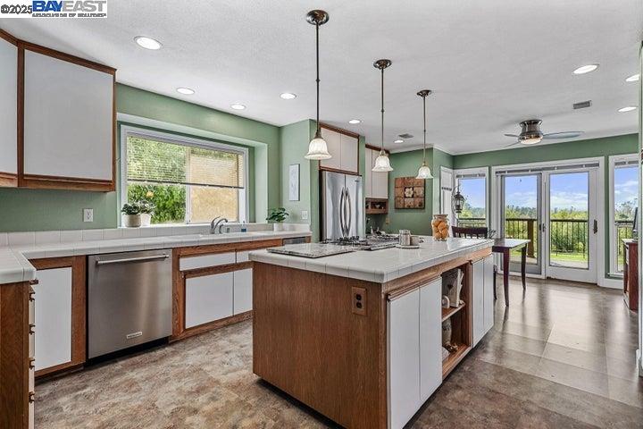 Detail Gallery Image 17 of 60 For 6038 Gleneagles Court, Redding,  CA 96003 - 3 Beds | 3/1 Baths