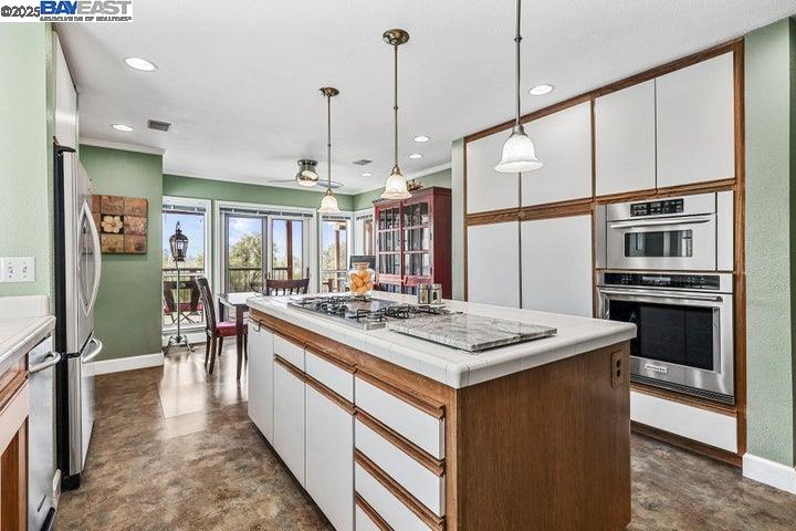 Detail Gallery Image 18 of 60 For 6038 Gleneagles Court, Redding,  CA 96003 - 3 Beds | 3/1 Baths