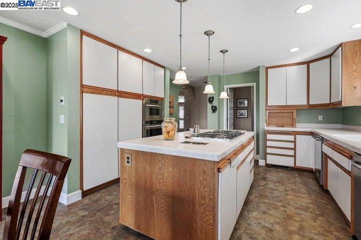 Detail Gallery Image 19 of 60 For 6038 Gleneagles Court, Redding,  CA 96003 - 3 Beds | 3/1 Baths