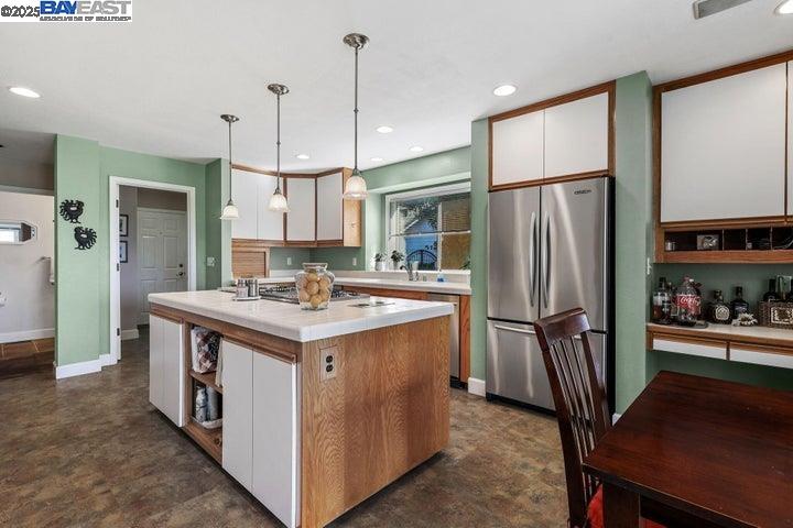 Detail Gallery Image 20 of 60 For 6038 Gleneagles Court, Redding,  CA 96003 - 3 Beds | 3/1 Baths