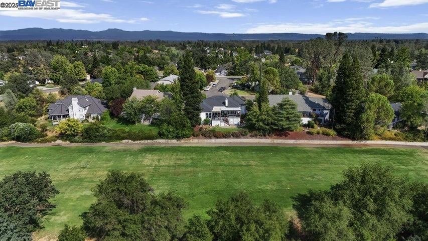 Detail Gallery Image 3 of 60 For 6038 Gleneagles Court, Redding,  CA 96003 - 3 Beds | 3/1 Baths