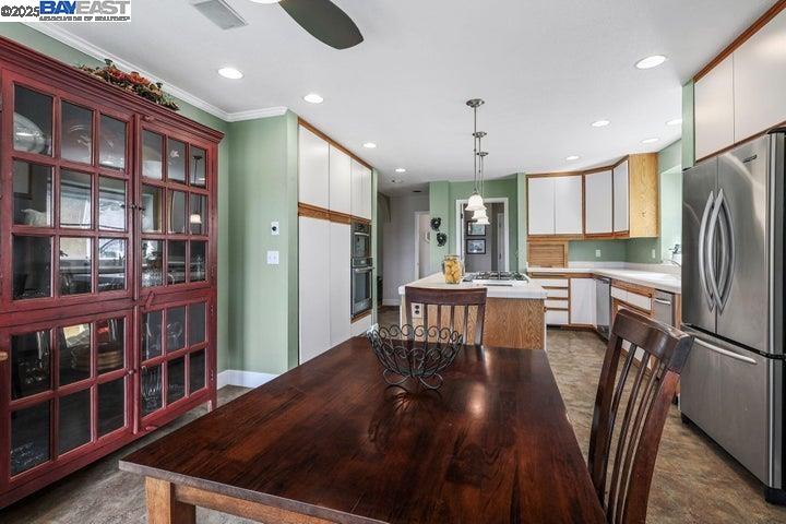 Detail Gallery Image 25 of 60 For 6038 Gleneagles Court, Redding,  CA 96003 - 3 Beds | 3/1 Baths