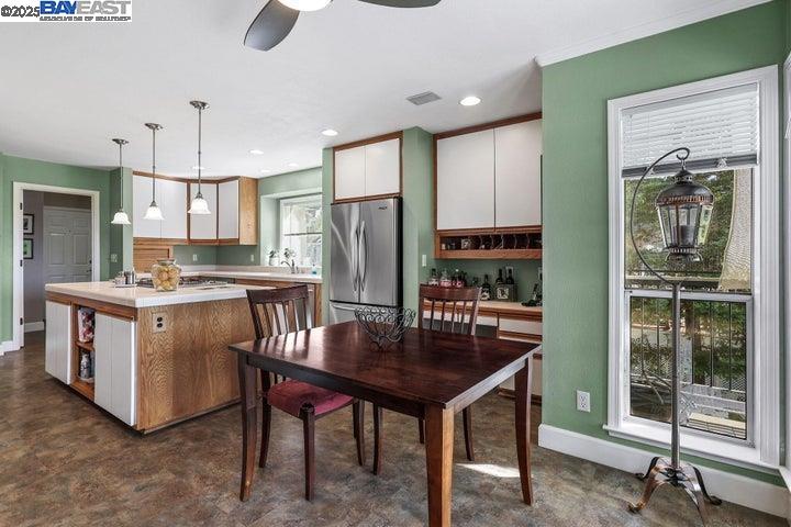 Detail Gallery Image 26 of 60 For 6038 Gleneagles Court, Redding,  CA 96003 - 3 Beds | 3/1 Baths