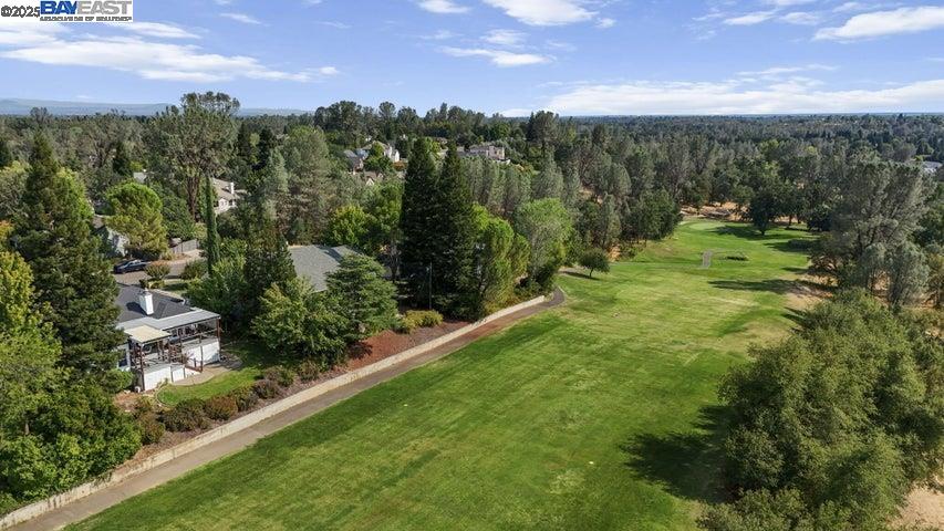 Detail Gallery Image 4 of 60 For 6038 Gleneagles Court, Redding,  CA 96003 - 3 Beds | 3/1 Baths