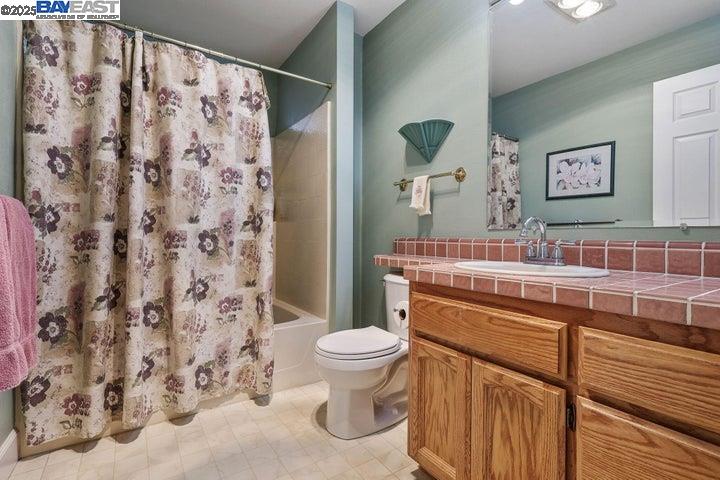 Detail Gallery Image 32 of 60 For 6038 Gleneagles Court, Redding,  CA 96003 - 3 Beds | 3/1 Baths