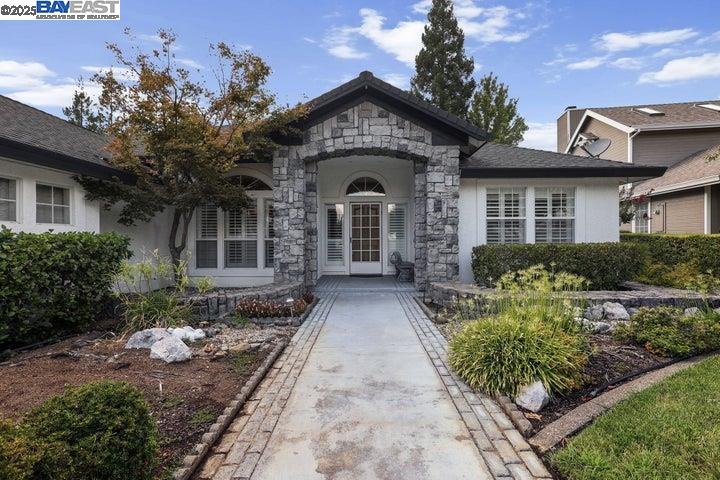 Detail Gallery Image 5 of 60 For 6038 Gleneagles Court, Redding,  CA 96003 - 3 Beds | 3/1 Baths
