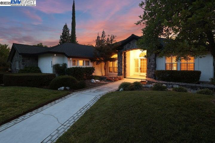 Detail Gallery Image 49 of 60 For 6038 Gleneagles Court, Redding,  CA 96003 - 3 Beds | 3/1 Baths