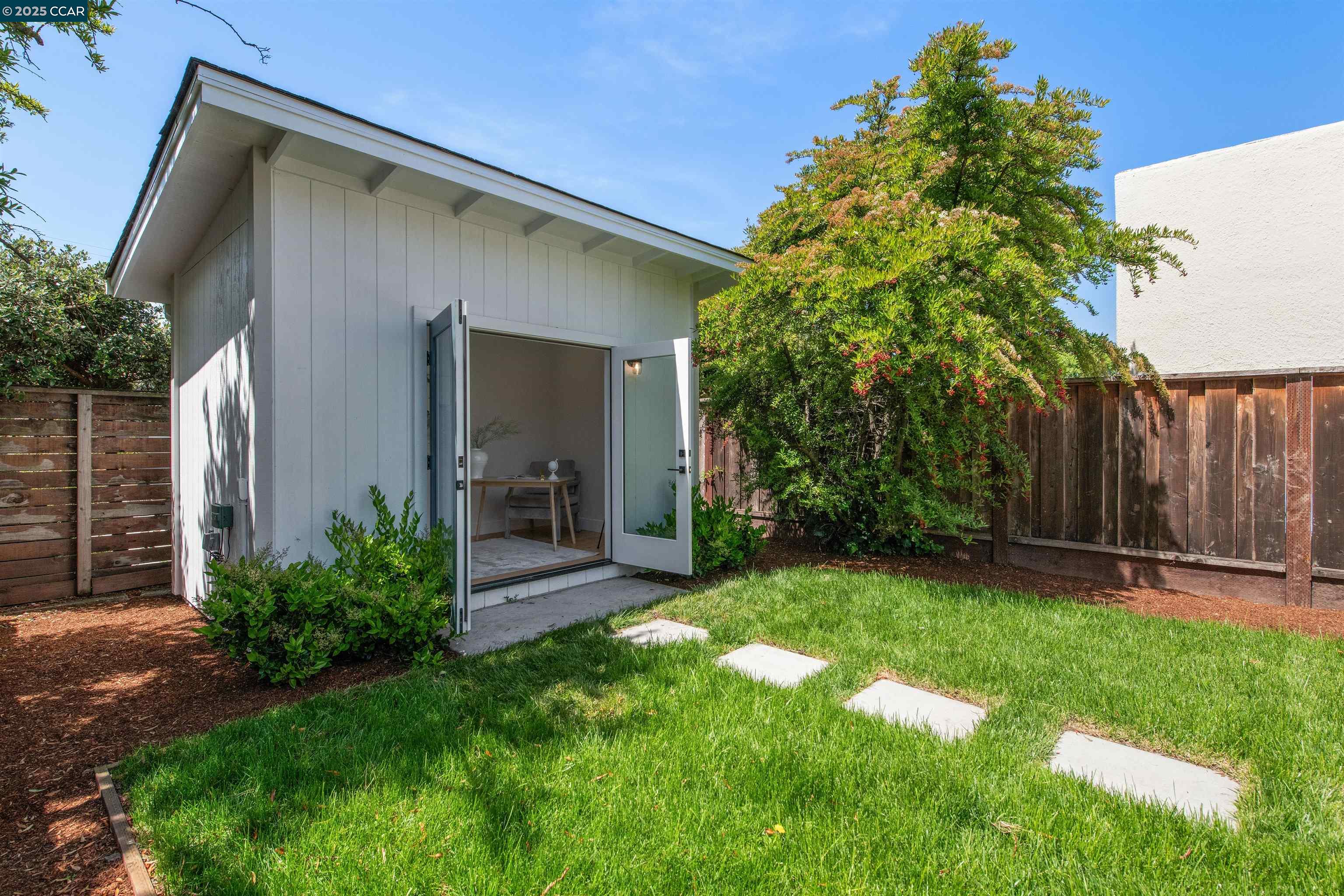 Detail Gallery Image 39 of 44 For 1054 Masonic Ave., Albany,  CA 94706 - 2 Beds | 2 Baths