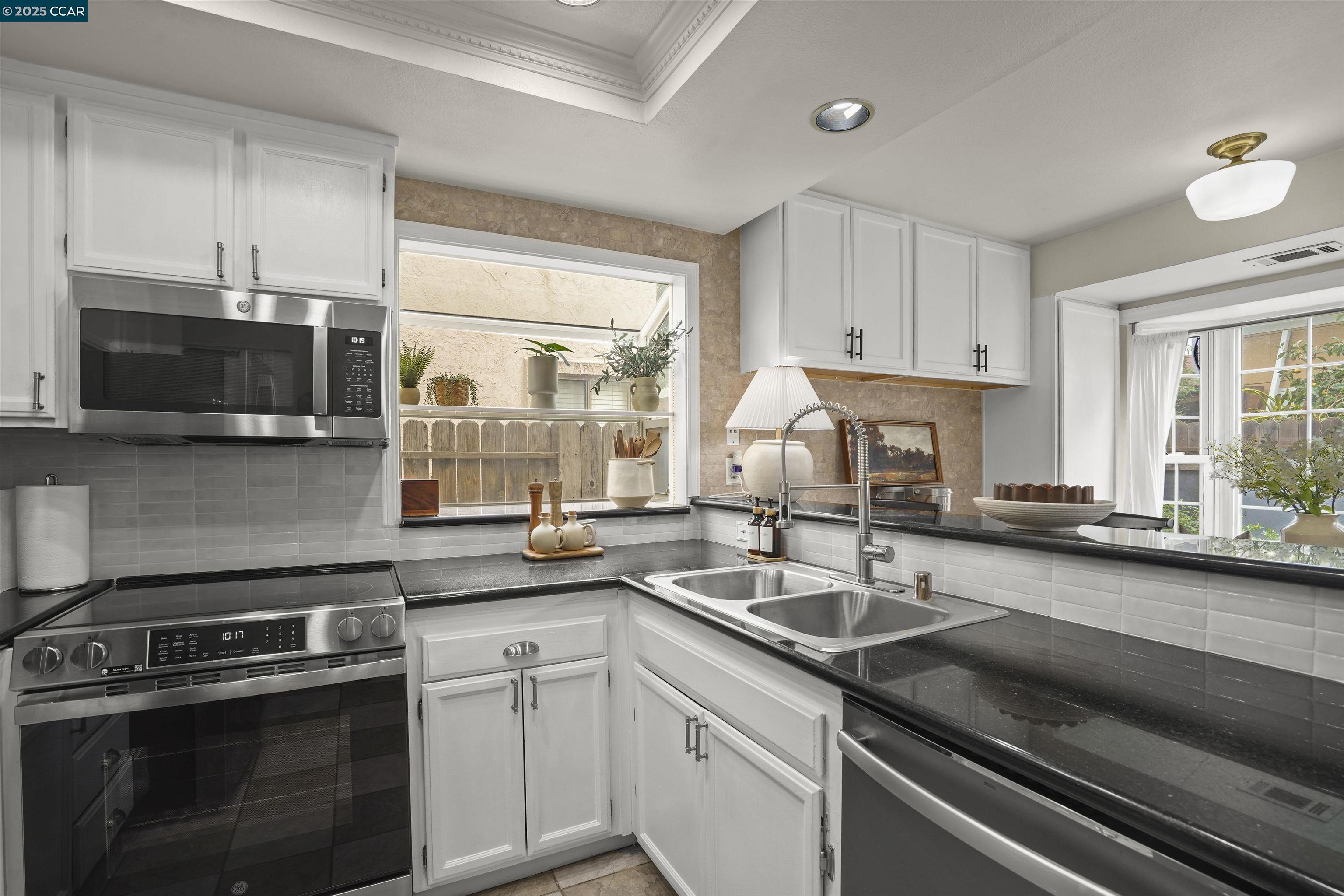 Detail Gallery Image 11 of 37 For 1031 Burnham, Pittsburg,  CA 94565 - 4 Beds | 2/1 Baths