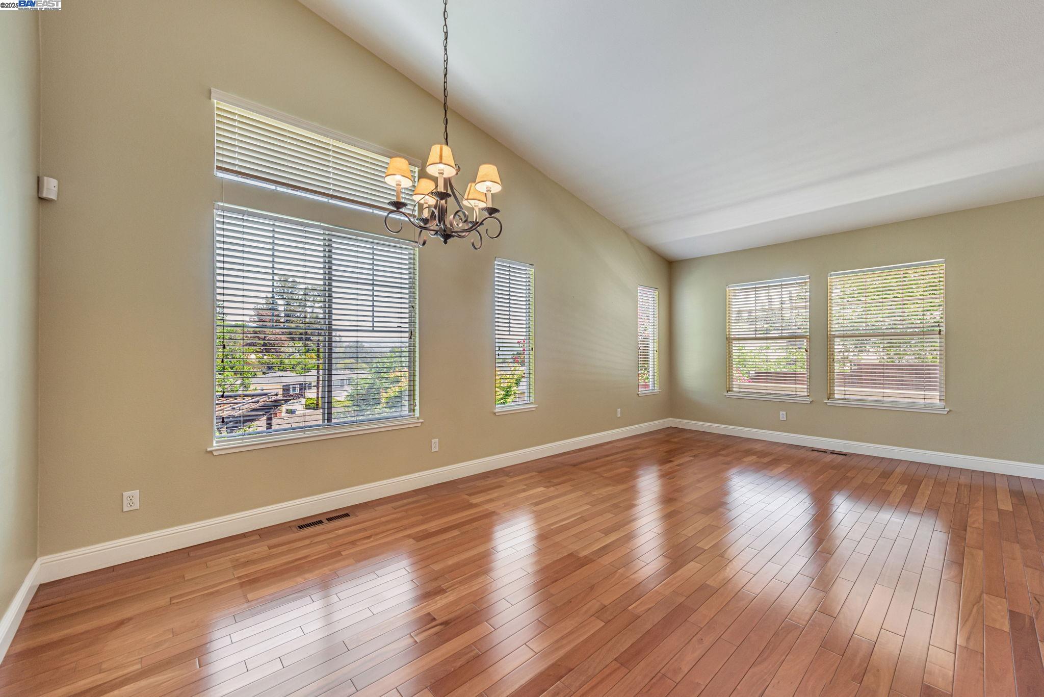 Detail Gallery Image 16 of 57 For 2578 Ridge Crest Ct., Castro Valley,  CA 94546 - 4 Beds | 2/1 Baths