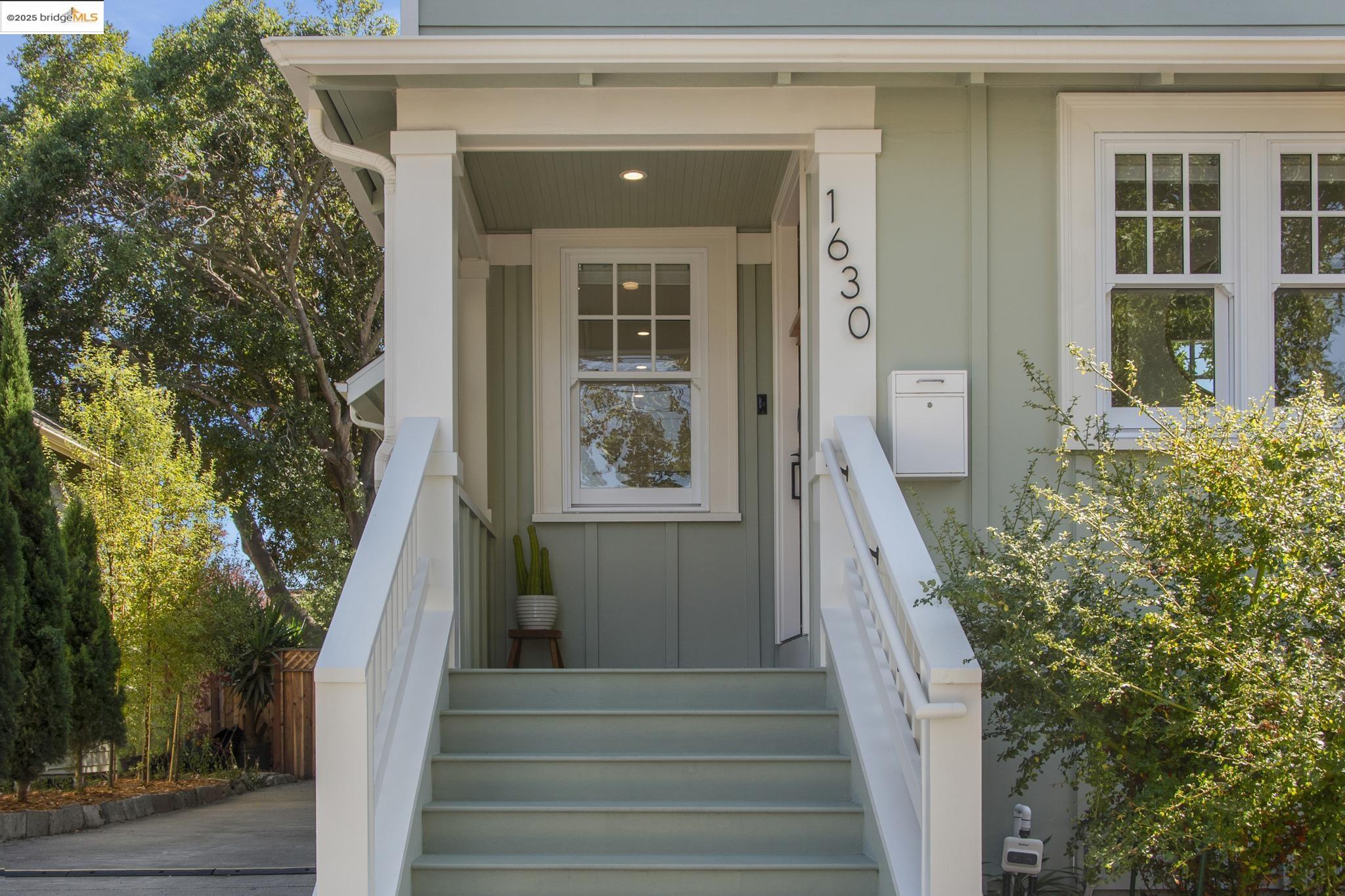 Detail Gallery Image 5 of 59 For 1630 Derby St, Berkeley,  CA 94703 - 5 Beds | 3/1 Baths