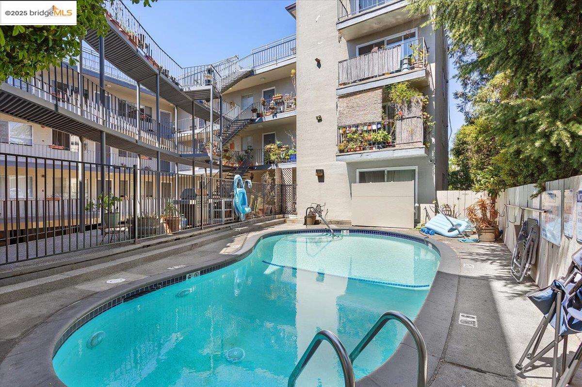 Detail Gallery Image 12 of 19 For 671 Vernon St, Oakland,  CA 94610 - – Beds | – Baths