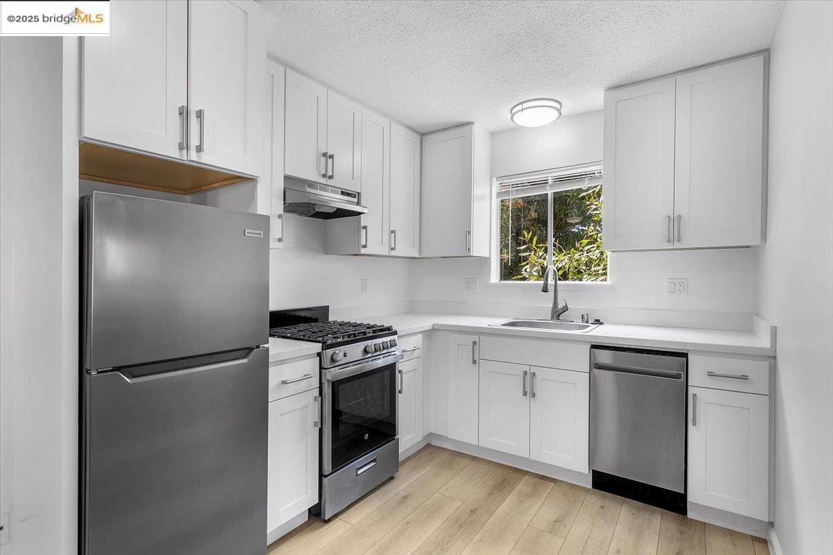 Detail Gallery Image 4 of 19 For 671 Vernon St, Oakland,  CA 94610 - – Beds | – Baths