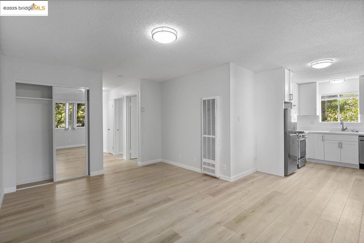 Detail Gallery Image 6 of 19 For 671 Vernon St, Oakland,  CA 94610 - – Beds | – Baths
