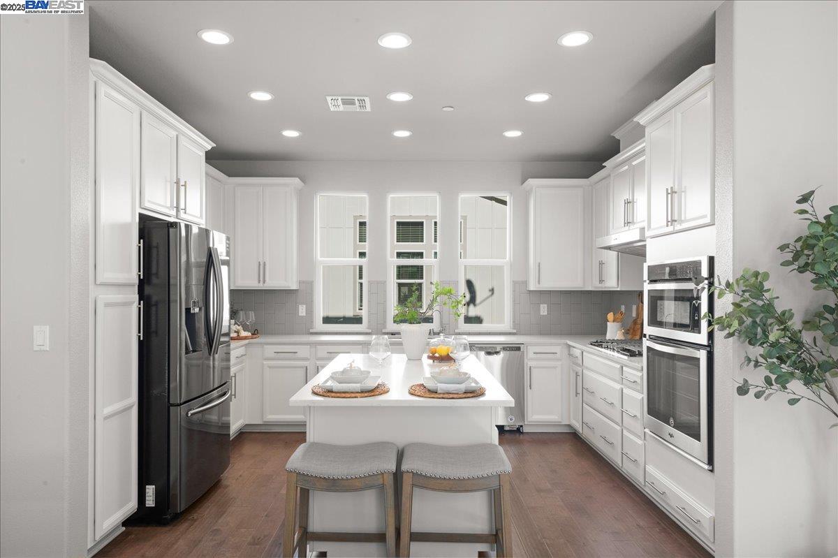 Detail Gallery Image 11 of 38 For 4386 Healdsburg Way, Dublin,  CA 94568 - 4 Beds | 3/1 Baths