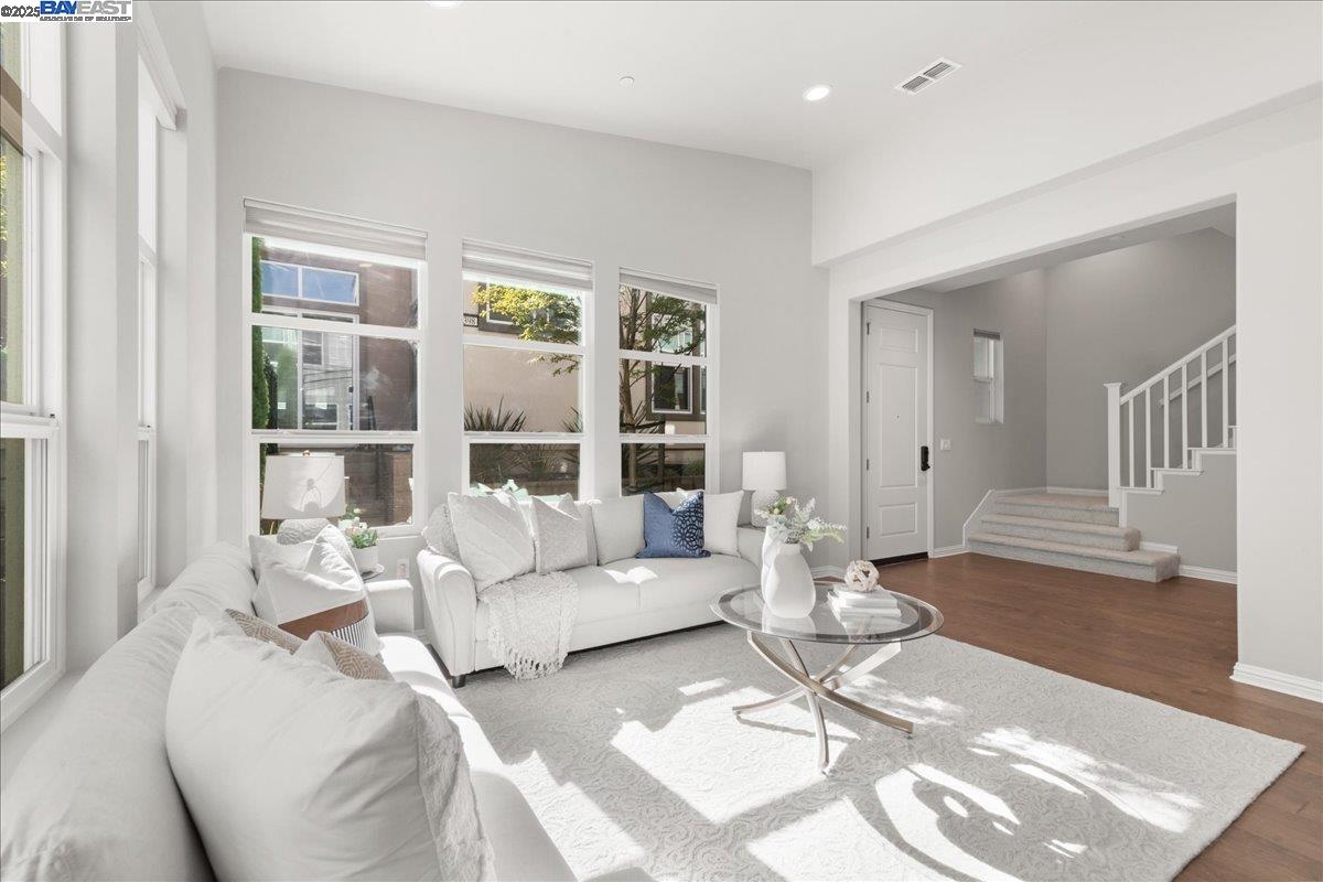 Detail Gallery Image 5 of 38 For 4386 Healdsburg Way, Dublin,  CA 94568 - 4 Beds | 3/1 Baths