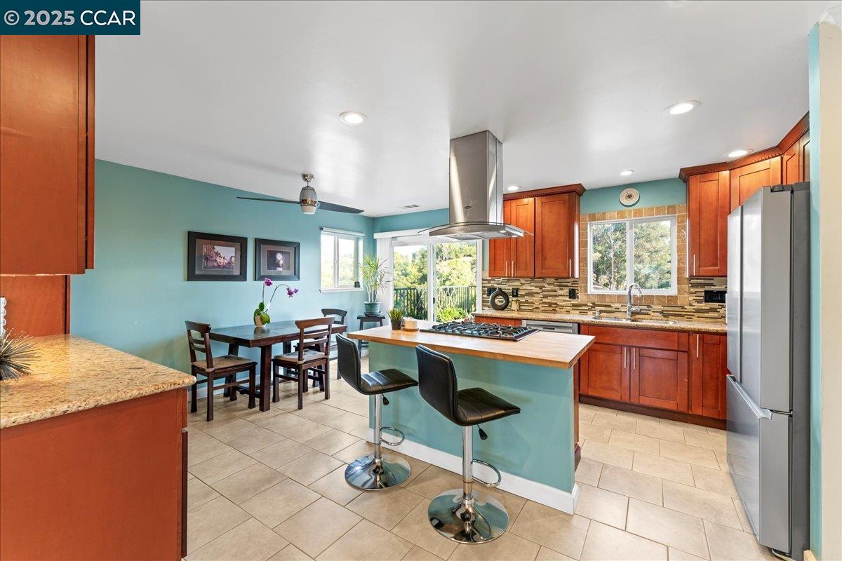 Detail Gallery Image 9 of 42 For 1236 Highland Blvd, Hayward,  CA 94542 - 3 Beds | 2 Baths
