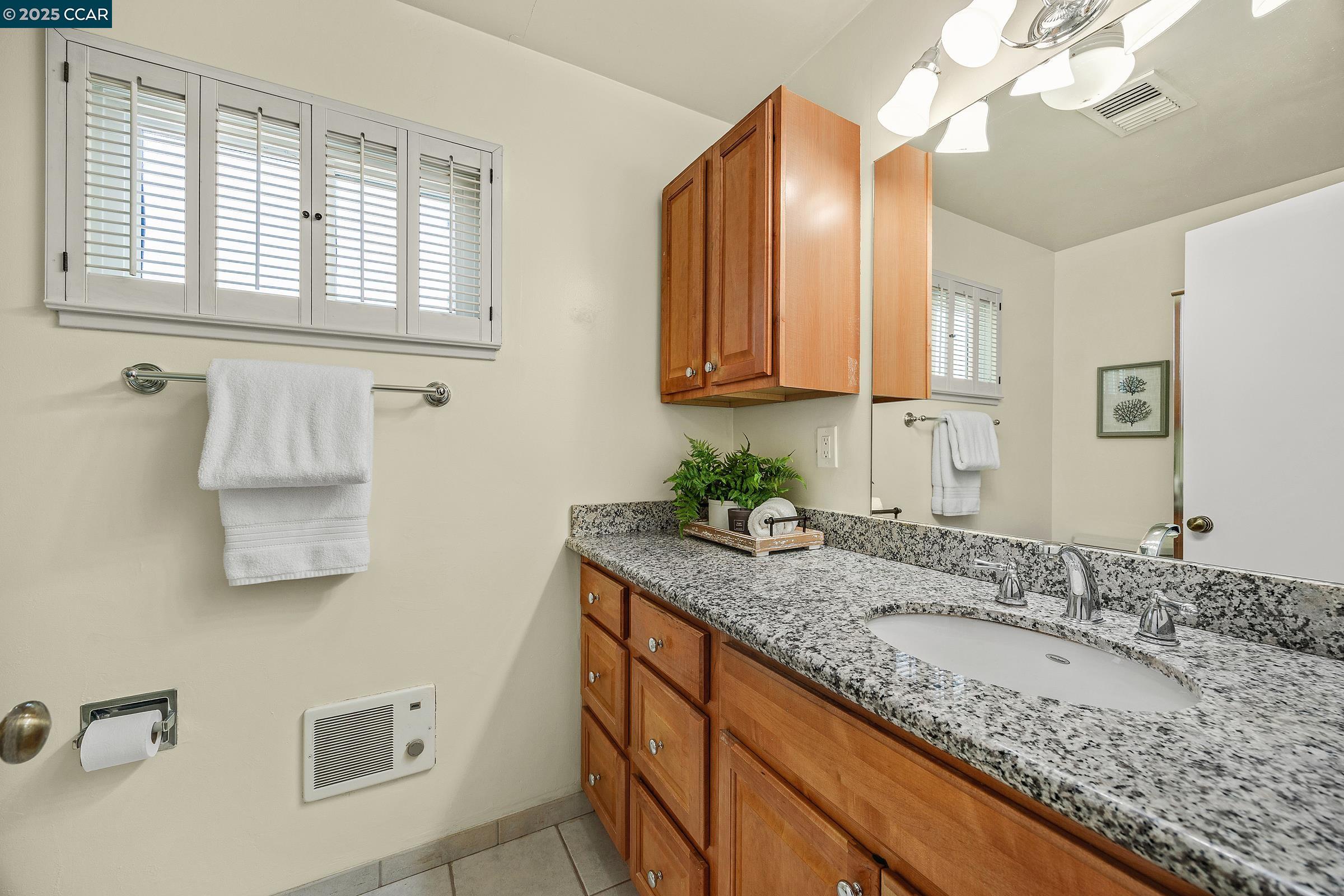 Detail Gallery Image 12 of 20 For 1422 Flintwood Ct, Martinez,  CA 94553 - 3 Beds | 2 Baths