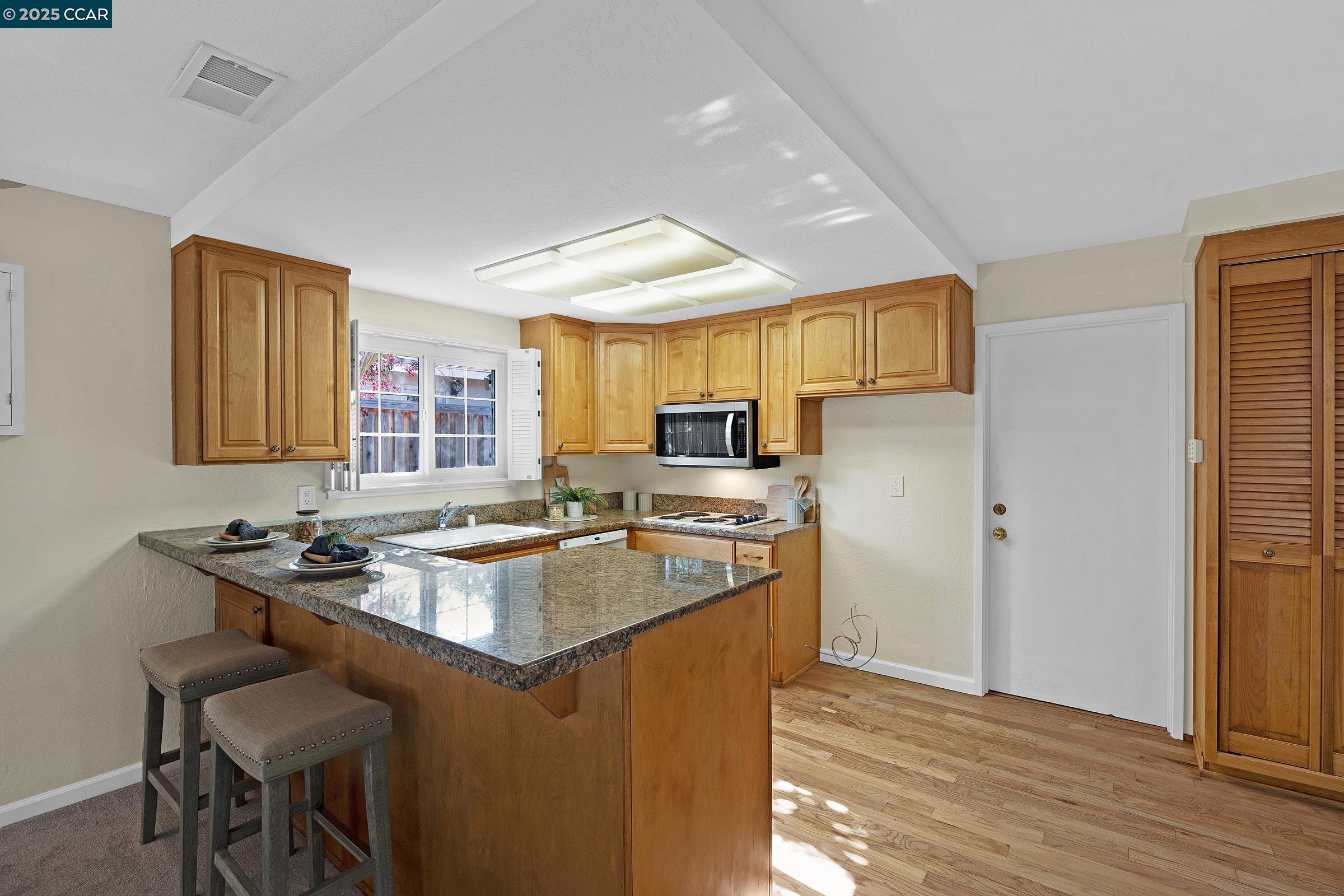 Detail Gallery Image 6 of 20 For 1422 Flintwood Ct, Martinez,  CA 94553 - 3 Beds | 2 Baths