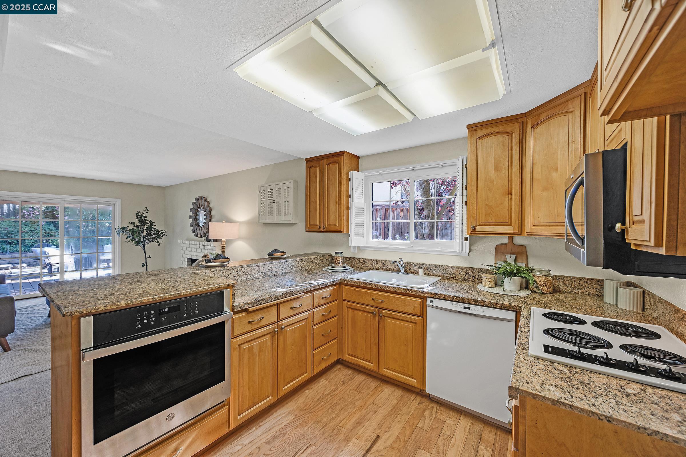 Detail Gallery Image 7 of 20 For 1422 Flintwood Ct, Martinez,  CA 94553 - 3 Beds | 2 Baths