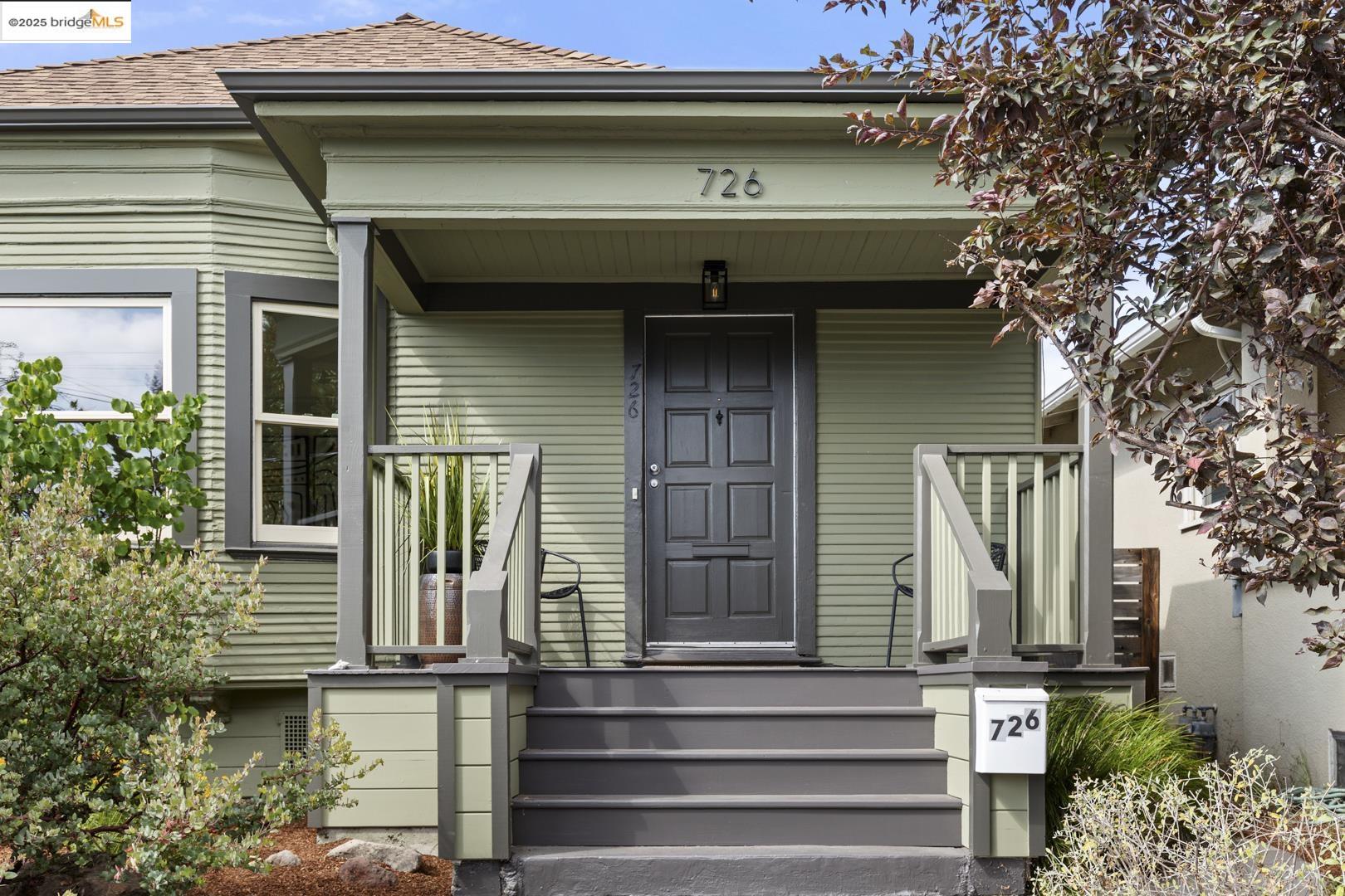 Detail Gallery Image 2 of 38 For 726 60th St, Oakland,  CA 94609 - 3 Beds | 1/1 Baths