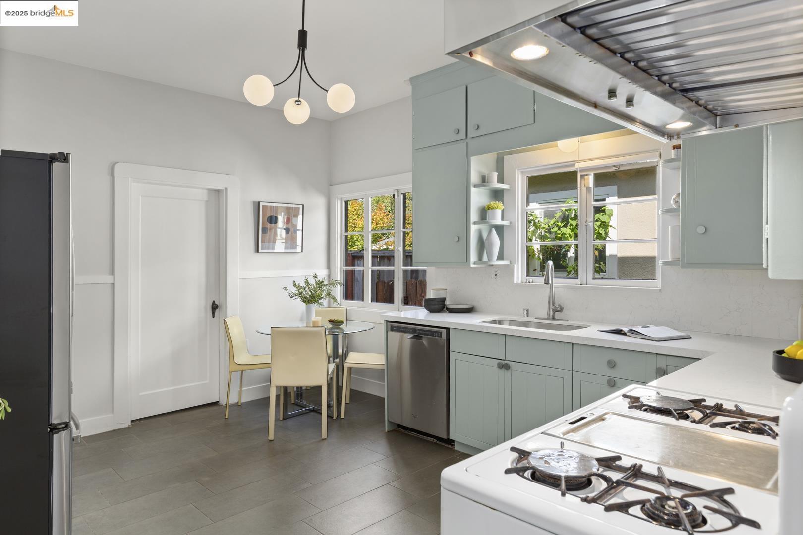 Detail Gallery Image 11 of 38 For 726 60th St, Oakland,  CA 94609 - 3 Beds | 1/1 Baths