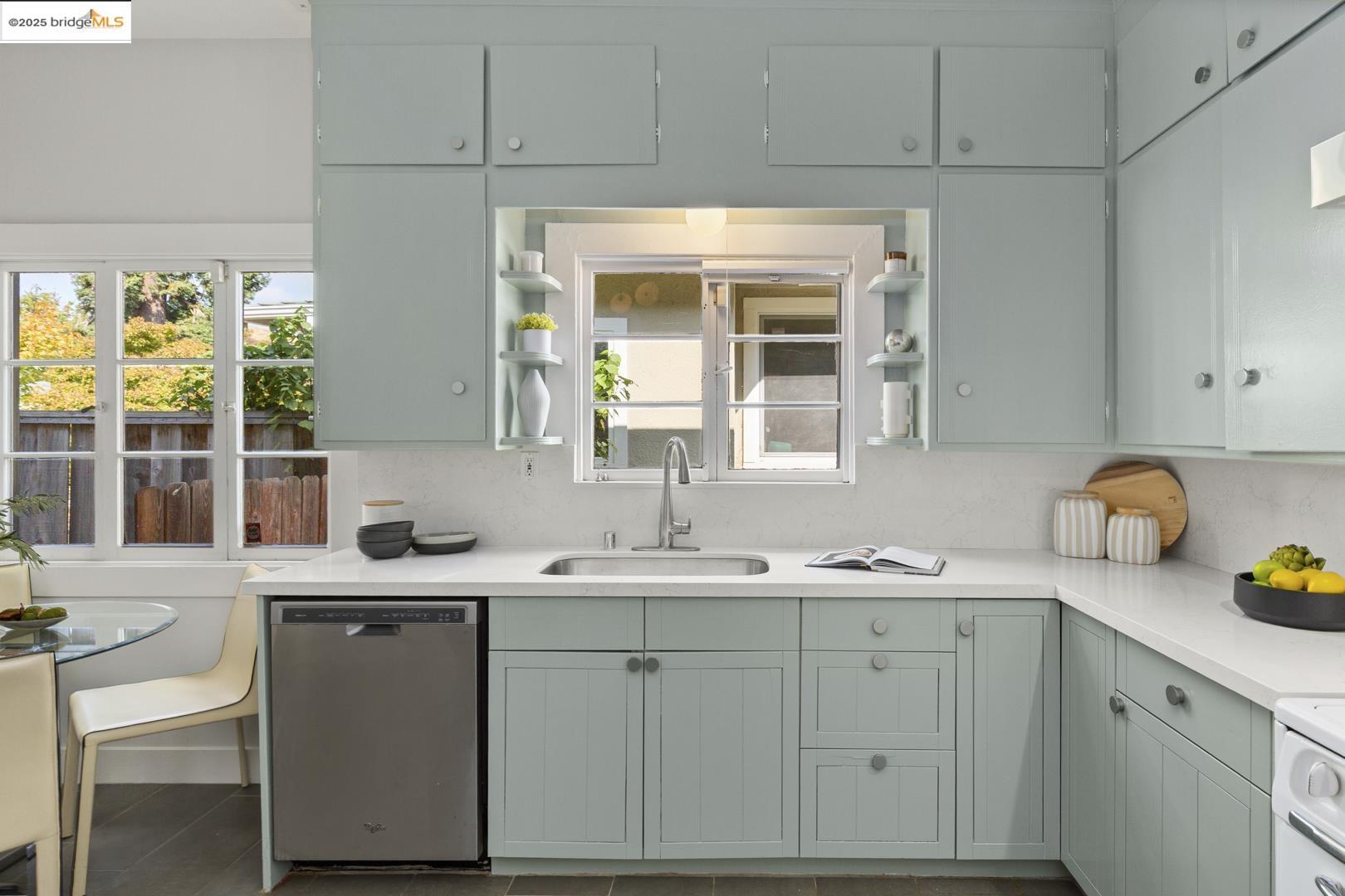 Detail Gallery Image 12 of 38 For 726 60th St, Oakland,  CA 94609 - 3 Beds | 1/1 Baths