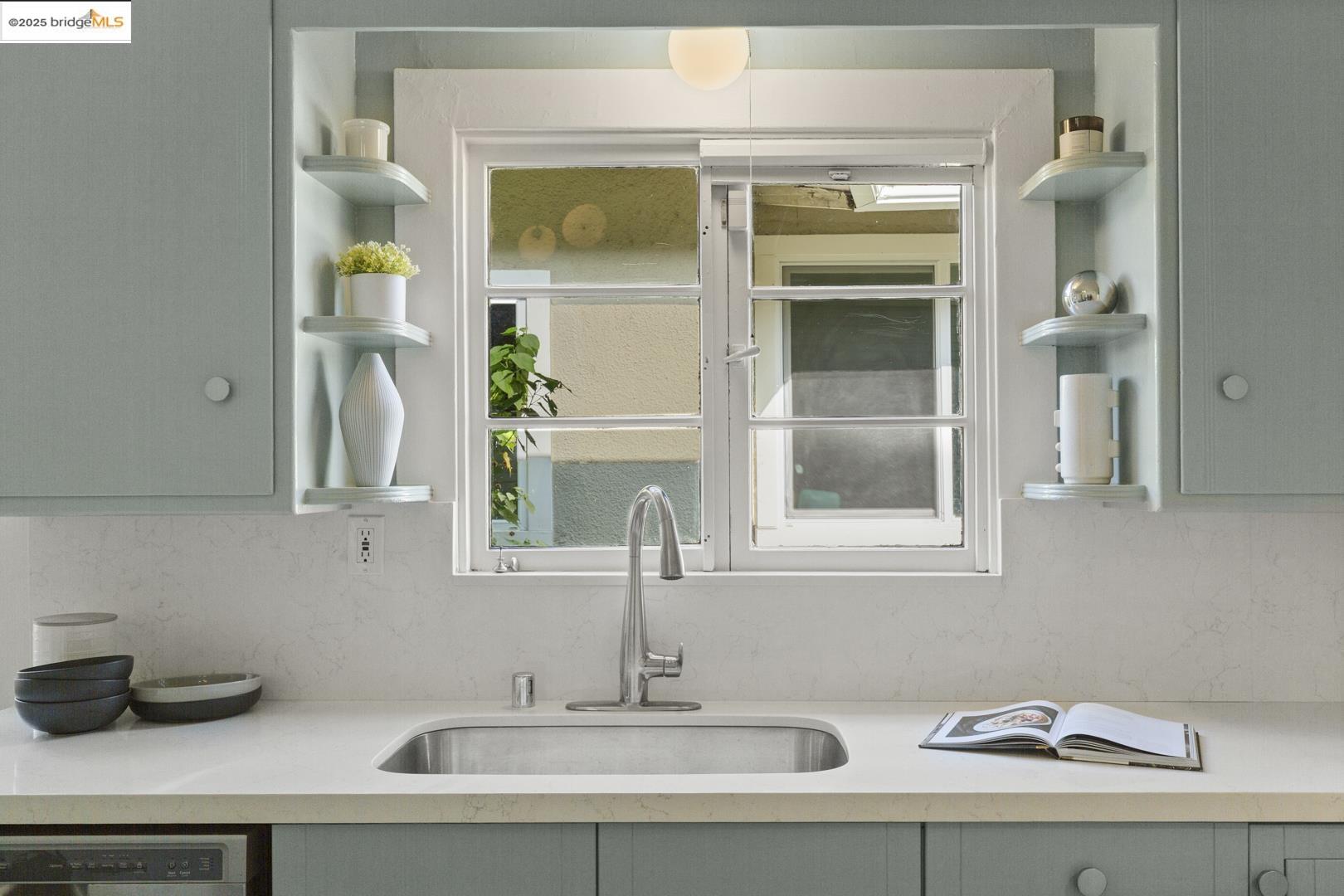 Detail Gallery Image 14 of 38 For 726 60th St, Oakland,  CA 94609 - 3 Beds | 1/1 Baths