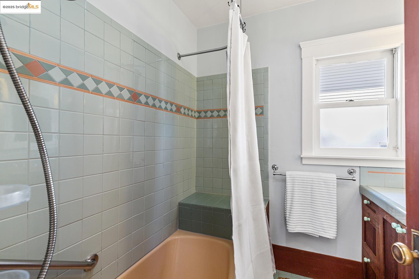 Detail Gallery Image 20 of 34 For 2723 Acton St, Berkeley,  CA 94702 - 2 Beds | 1 Baths