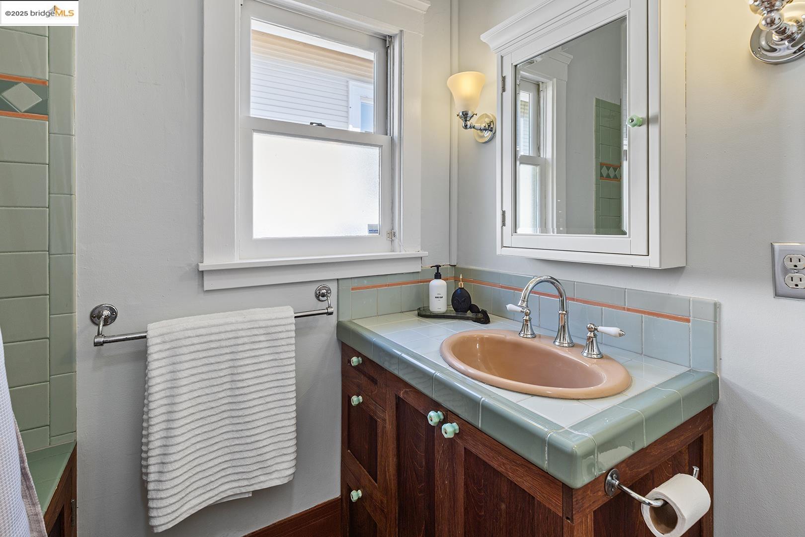 Detail Gallery Image 21 of 34 For 2723 Acton St, Berkeley,  CA 94702 - 2 Beds | 1 Baths
