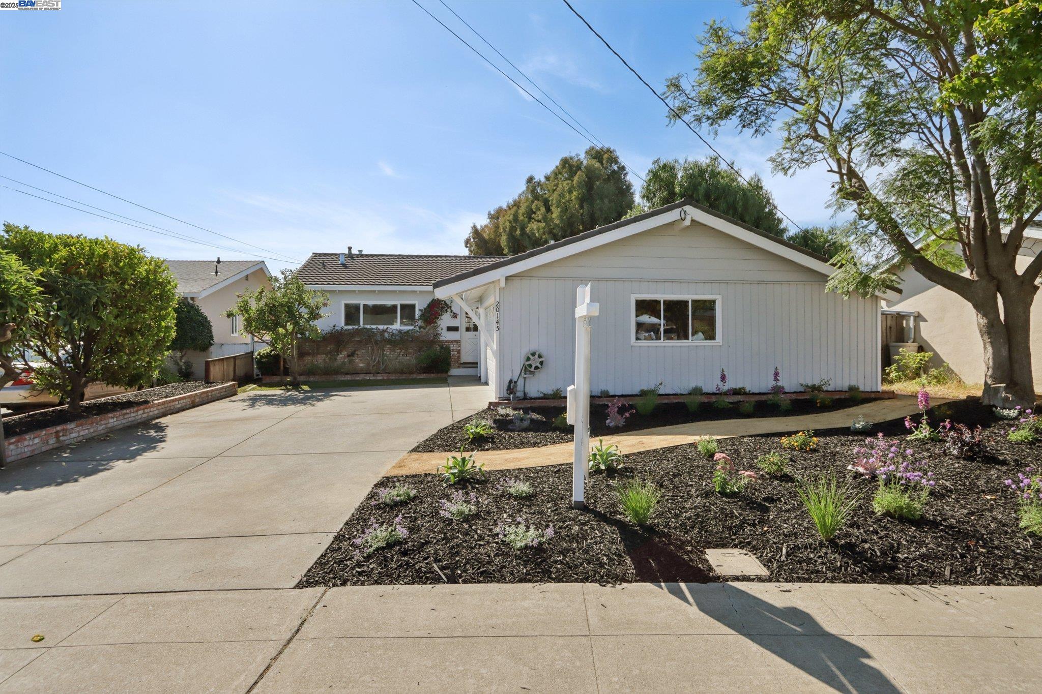 Detail Gallery Image 2 of 30 For 20145 Butterfield Dr, Castro Valley,  CA 94546 - 3 Beds | 2 Baths