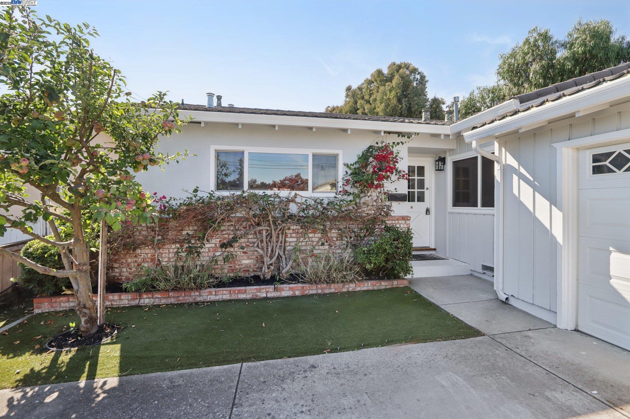 Detail Gallery Image 3 of 30 For 20145 Butterfield Dr, Castro Valley,  CA 94546 - 3 Beds | 2 Baths