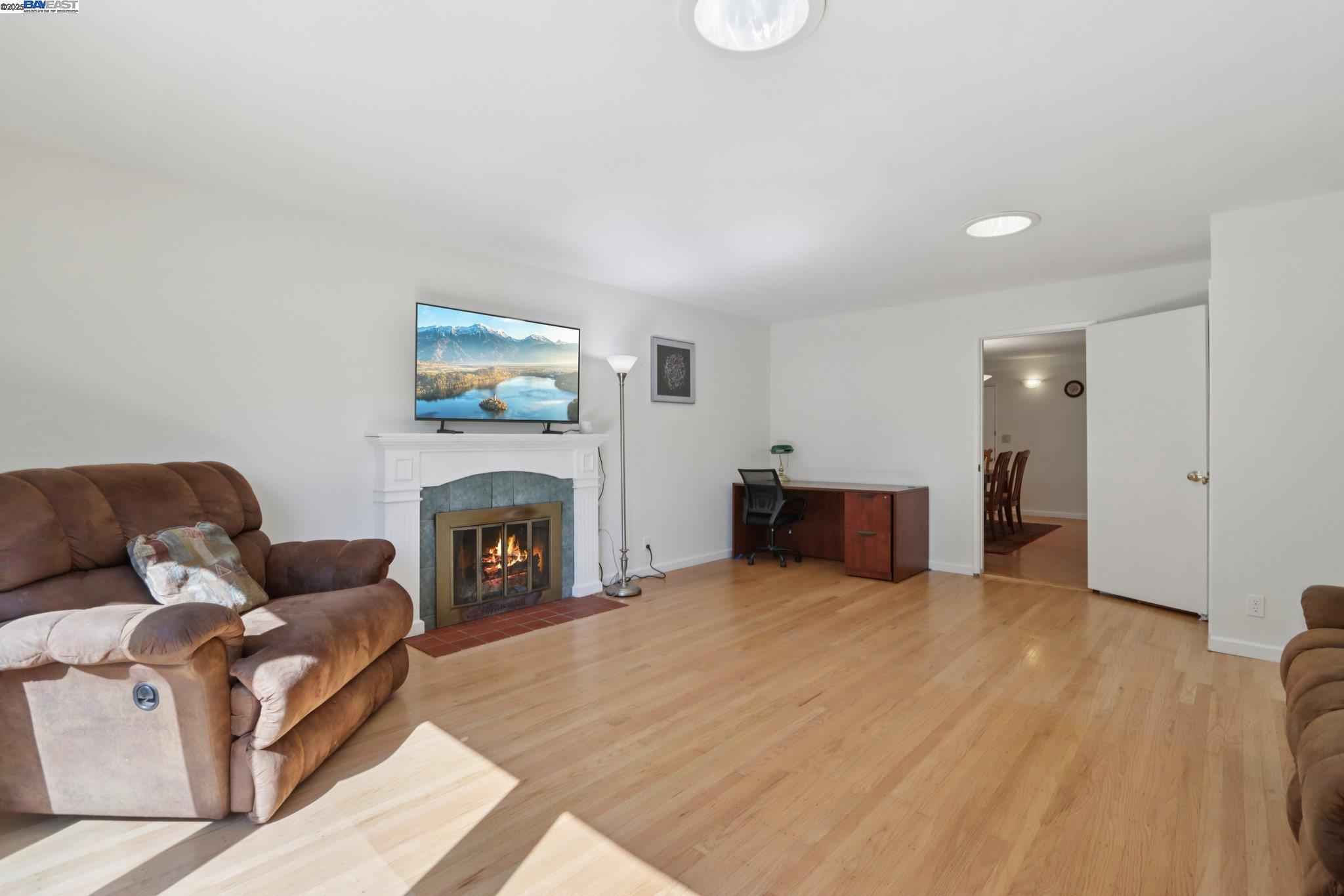 Detail Gallery Image 5 of 30 For 20145 Butterfield Dr, Castro Valley,  CA 94546 - 3 Beds | 2 Baths