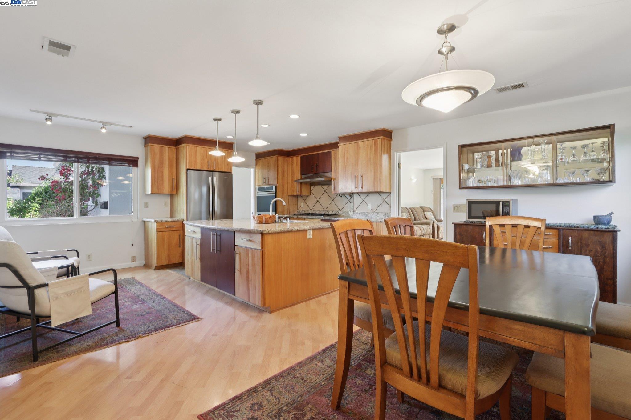 Detail Gallery Image 8 of 30 For 20145 Butterfield Dr, Castro Valley,  CA 94546 - 3 Beds | 2 Baths